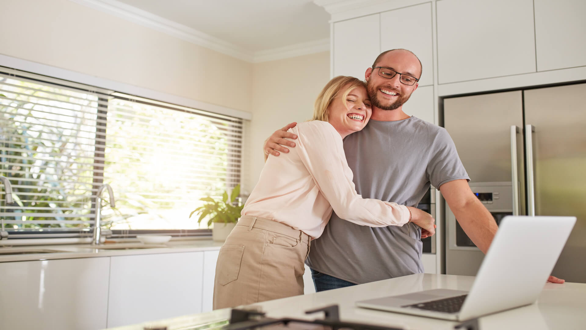 bridging loan broker canberra loving couples in the kitchen with a laptop